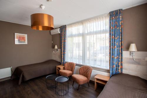 
A bed or beds in a room at Hotel de Sluiskop
