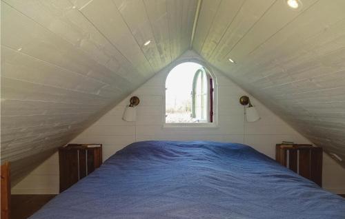 Säng eller sängar i ett rum på Amazing Home In Fjlkinge With Lake View