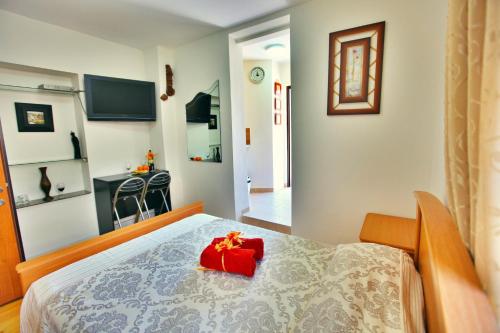 海法的住宿－海法賓館，一间卧室配有一张红色盒子的床