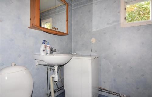 Ένα μπάνιο στο Stunning Home In Säffle With Sauna