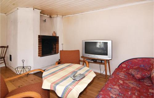 Μια τηλεόραση ή/και κέντρο ψυχαγωγίας στο Stunning Home In Säffle With Sauna