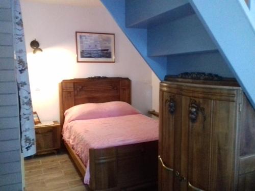 - une chambre avec un lit et un escalier bleu dans l'établissement les murets, à Saint-Aignan