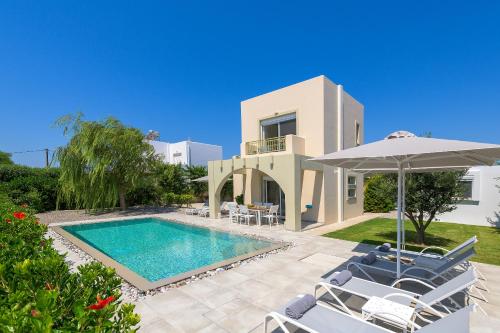 uma villa com uma piscina e uma casa em Olive Tree House em Gennadi