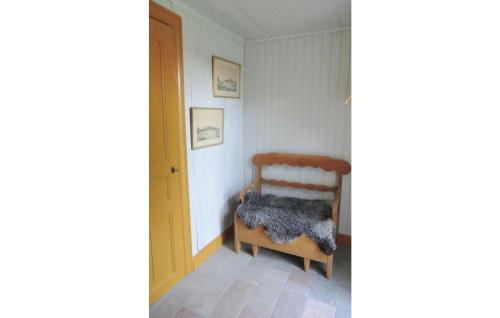 ボリホルムにあるNice Home In Borgholm With 1 Bedroomsの椅子と毛布が備わる部屋