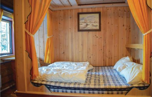 een bed in een houten kamer met een raam bij Gorgeous Home In Gol With Sauna in Sanderstølen