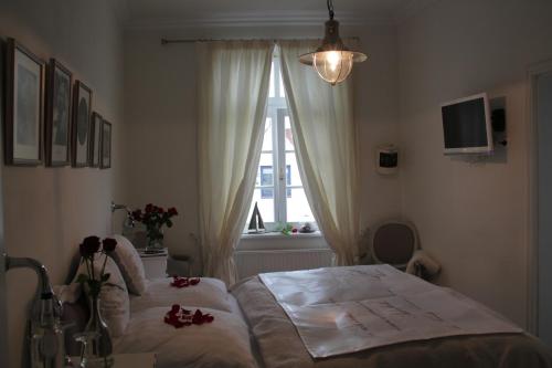En eller flere senge i et værelse på Hotel Lili Marleen