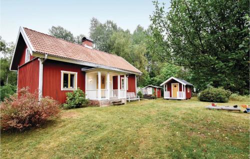 Сад в Lovely Home In Älgarås With Kitchen