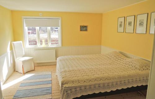 um quarto com uma cama, uma janela e uma cadeira em Beautiful Home In lmhult With 1 Bedrooms em Liatorp