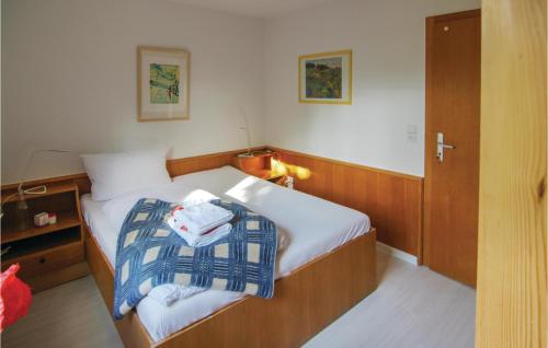 Dormitorio pequeño con cama con manta azul en Gorgeous Apartment In Crinitzberg-brenwalde With Kitchen, en Bärenwalde