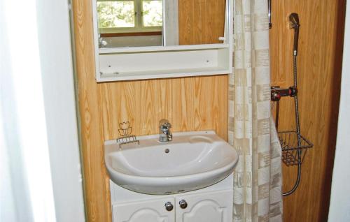 bagno con lavandino bianco e finestra di Kvighult a Forsvik