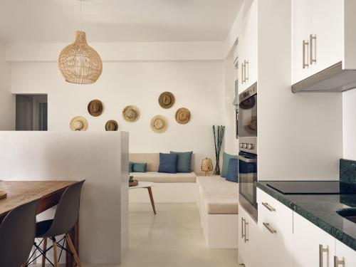 Una cocina y una sala de estar con un sofá y una mesa. en Apaggio Luxury Villa - Private Pool & Stunning Sea Views, by ZanteWize, en Agios Nikolaos
