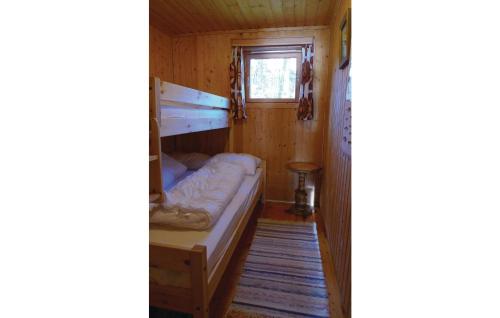 Vanvik的住宿－Roligheten，小房间设有床和窗户