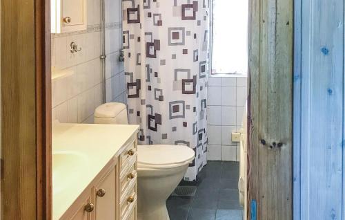 łazienka z toaletą i zasłoną prysznicową w obiekcie Amazing Home In Idkerberget With Kitchenette w mieście Idkerberget