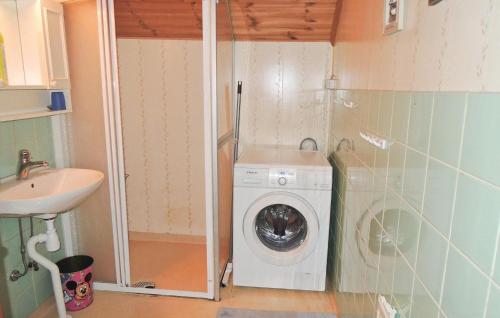 ウッラレッドにある2 Bedroom Beautiful Apartment In Ullaredの小さなバスルーム(洗濯機、シンク付)