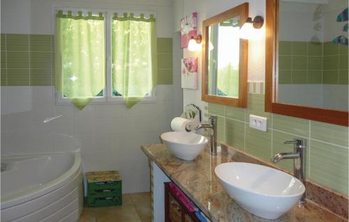 Koupelna v ubytování 2 Bedroom Amazing Home In Villeneuve Les Beziers