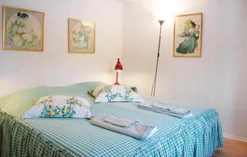 Säng eller sängar i ett rum på Beautiful Home In Dalby With 2 Bedrooms And Wifi