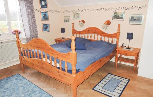 ウッラレッドにある2 Bedroom Beautiful Apartment In Ullaredのベッドルーム1室(大型木製ベッド1台、青いシーツ付)