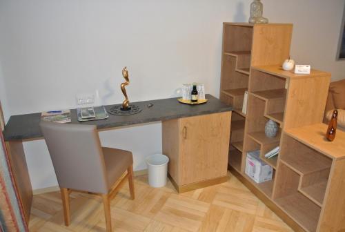 a room with a desk with a chair and a counter at Dei Hotel Schönblick in Velden am Wörthersee