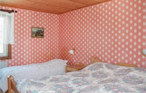 מיטה או מיטות בחדר ב-Nice Home In Lenhovda With Kitchen