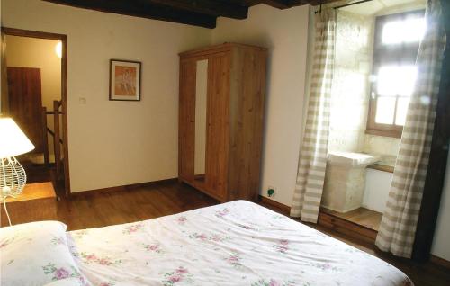 Beaulieu-sur-SonnetteにあるAmazing Home In Beaulieu Sur Sonnette With 2 Bedroomsのベッドルーム(ベッド1台、窓付)