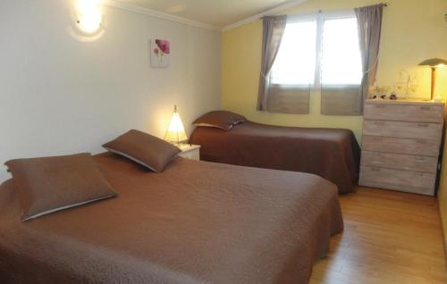 Postel nebo postele na pokoji v ubytování 2 Bedroom Amazing Home In Villeneuve Les Beziers