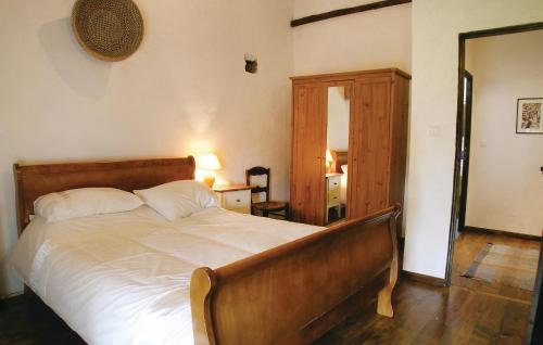 Beaulieu-sur-SonnetteにあるAmazing Home In Beaulieu Sur Sonnette With 2 Bedroomsのベッドルーム1室(大型ベッド1台、木製ヘッドボード付)