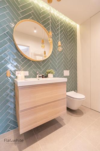 Bilik mandi di Apartamenty Flat White Obywatelska 47AB