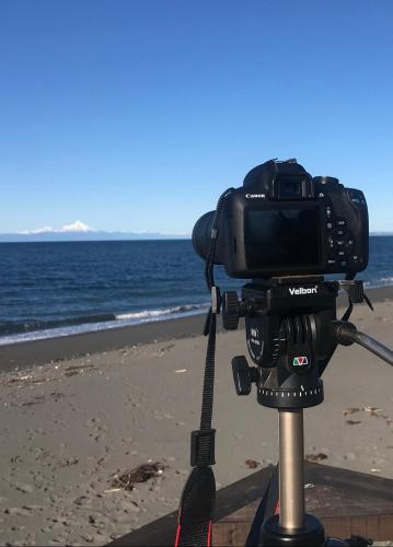 a camera on a tripod on the beach at El Reflejo Lodge Spa - Queilen - Chiloé in Queilén