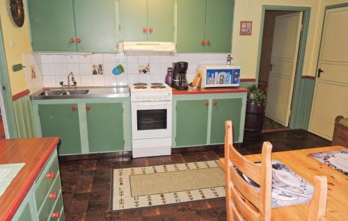 Pet Friendly Apartment In Ullaredにあるキッチンまたは簡易キッチン