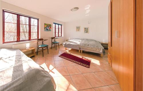 1 dormitorio con 1 cama, mesa y sillas en 3 Bedroom Gorgeous Home In Tomelilla en Tomelilla