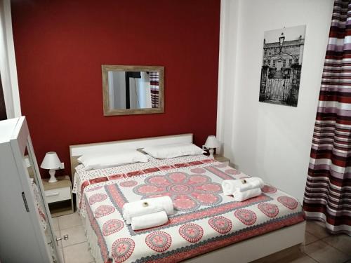 1 dormitorio con 1 cama con toallas en La Dimora di Helios, en Noto