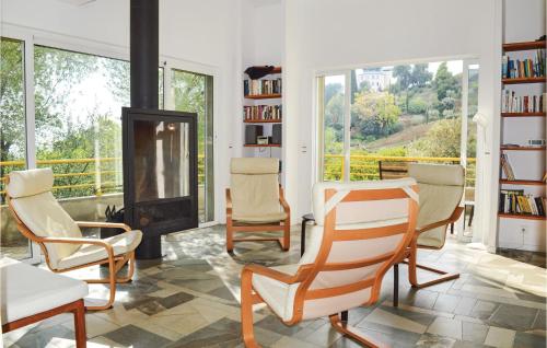 un salon avec des chaises et une cheminée dans l'établissement Cozy Home In San Giuliano With Wifi, à San-Giuliano