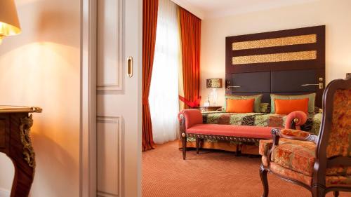 מיטה או מיטות בחדר ב-Relais & Châteaux Bülow Palais
