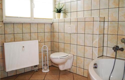 a bathroom with a toilet and a sink and a tub at 2 Bedroom Pet Friendly Apartment In Mirow Ot Qualzow in Qualzow