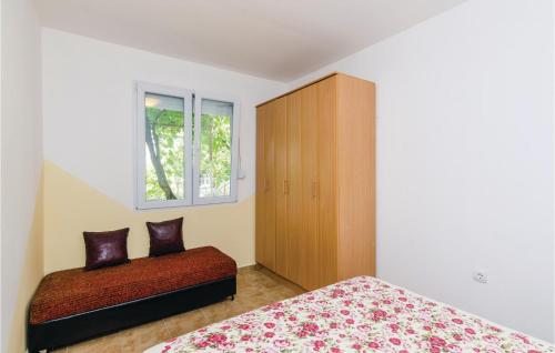 - une chambre avec 2 lits et une fenêtre dans l'établissement Cozy Home In Herceg Novi With Wifi, à Herceg-Novi