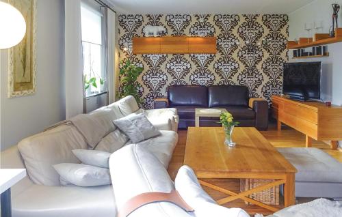 ヘガネスにある4 Bedroom Lovely Home In Höganäsの白いソファとテーブルのあるリビングルーム