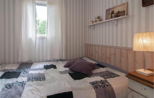 1 dormitorio con 1 cama con edredón en Amazing Home In Visby With Kitchen, en Fole