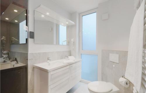 トラフェミュンデにあるDnenvillaの白いバスルーム(洗面台、トイレ付)