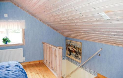 een slaapkamer met blauwe muren en een houten plafond bij Amazing Home In Blidsberg With Kitchen in Blidsberg