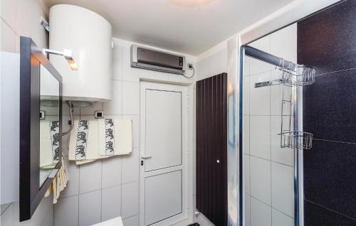 ein Bad mit einer Dusche und einer Tür in der Unterkunft 1 Bedroom Stunning Apartment In Opatija in Opatija