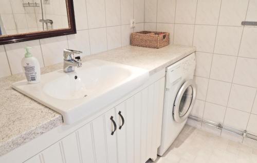 a bathroom with a sink and a washing machine at 3 Bedroom Stunning Home In Alvesta in Alvesta