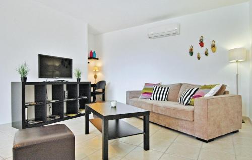 Χώρος καθιστικού στο Amazing Home In Laudun-L'ardoise