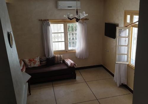 伊夫蘭的住宿－Chalet ifrane，带沙发和窗户的客厅