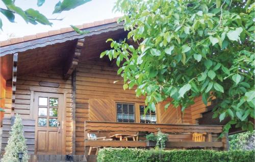 RimbachにあるAwesome Home In Schlitz-rimbach With 3 Bedroomsのポーチとドア付きのログキャビン