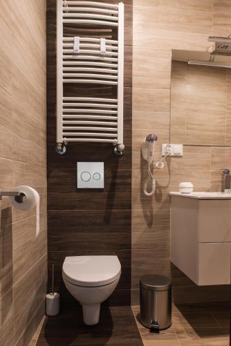 a small bathroom with a toilet and a sink at Spadzista 3 in Kłodzko