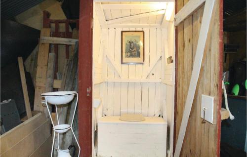 een kleine badkamer met een toilet in een huis bij Awesome Home In Borgund With Kitchenette in Borgund
