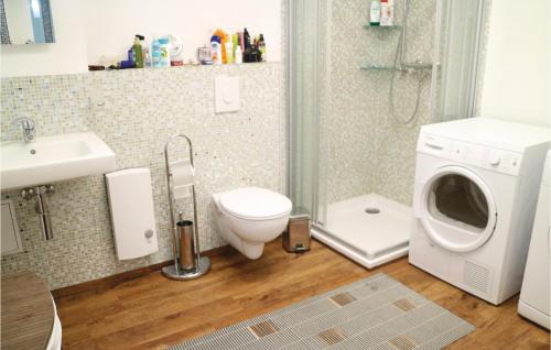 ein Badezimmer mit einer Waschmaschine und einem WC in der Unterkunft Amazing Apartment In Barth With 2 Bedrooms And Wifi in Barth