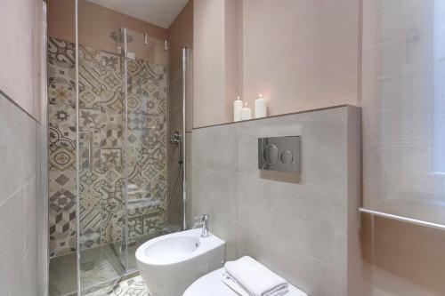 A bathroom at Borgo Apartment by Mamo Florence