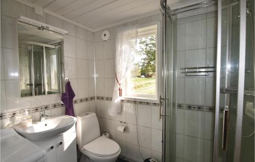 La salle de bains est pourvue d'un lavabo, de toilettes et d'une fenêtre. dans l'établissement Amazing Home In rjng With Wifi, à Årjäng