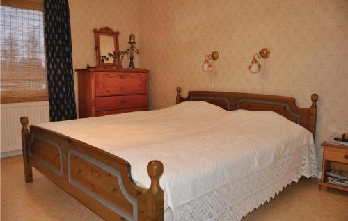 1 dormitorio con cama, tocador y espejo en Cozy Home In Grythyttan With Kitchen, en Grythyttan